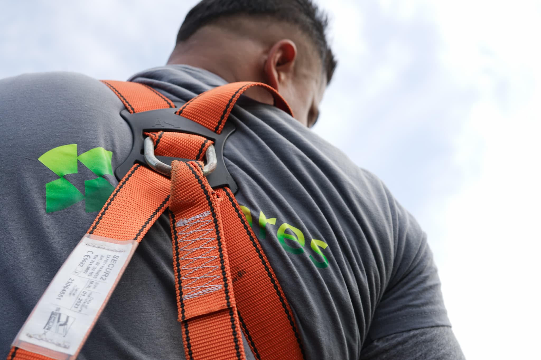 Een Afbeelding van twee techniekers aan het werk. Ze houden beiden een panneel vast