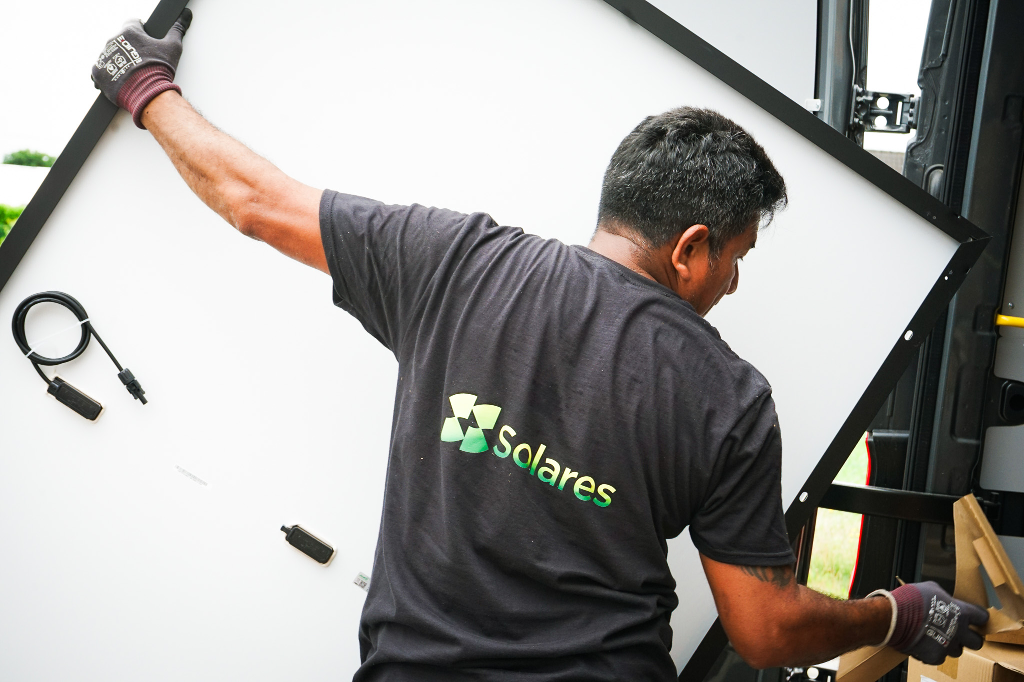 Afbeelding van 2 werkmannen die zonnepanelen installeren